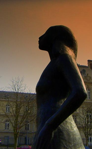 Femme réveuse...